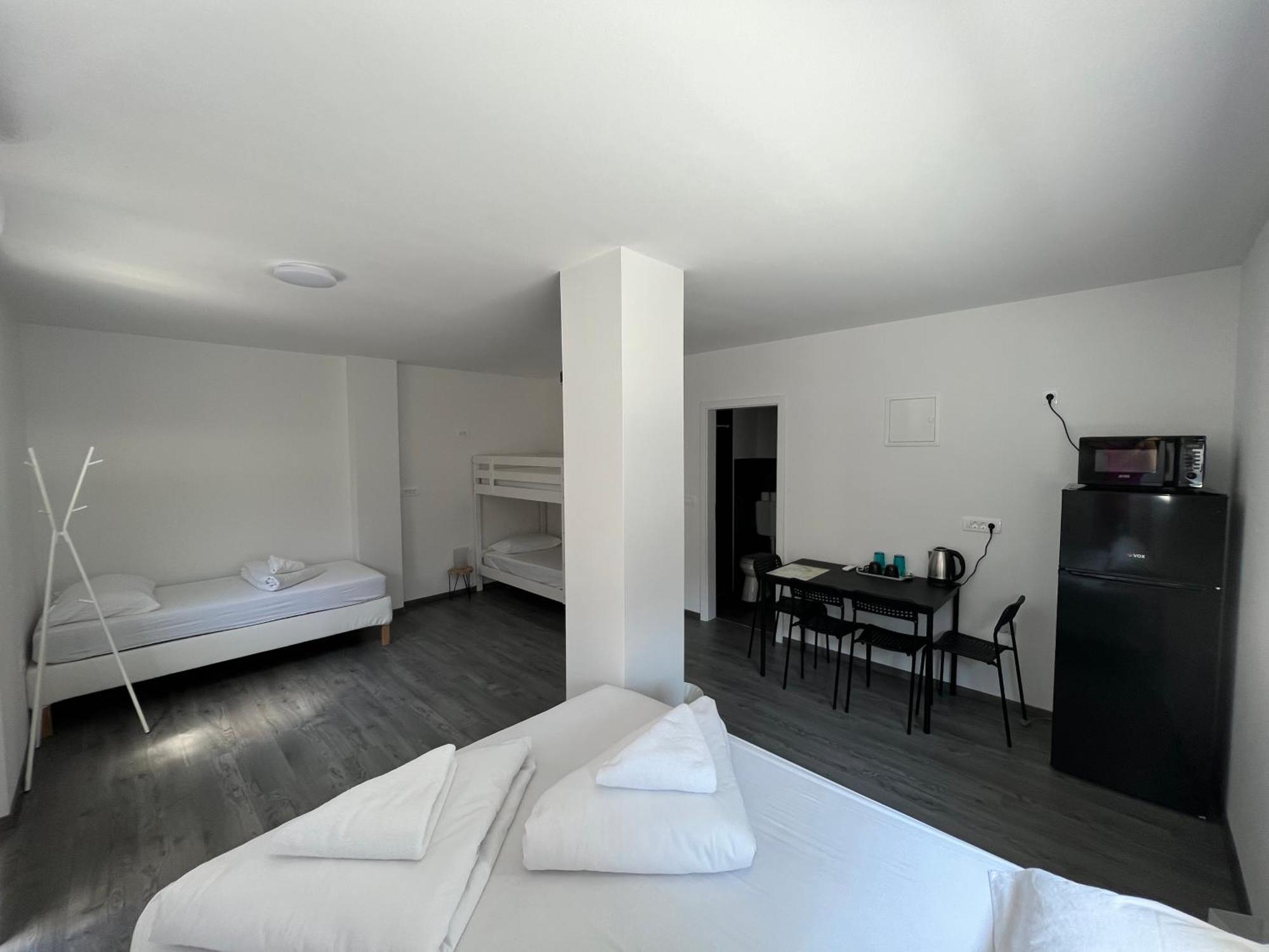 Lemonwood House 호텔 포스토이나 외부 사진